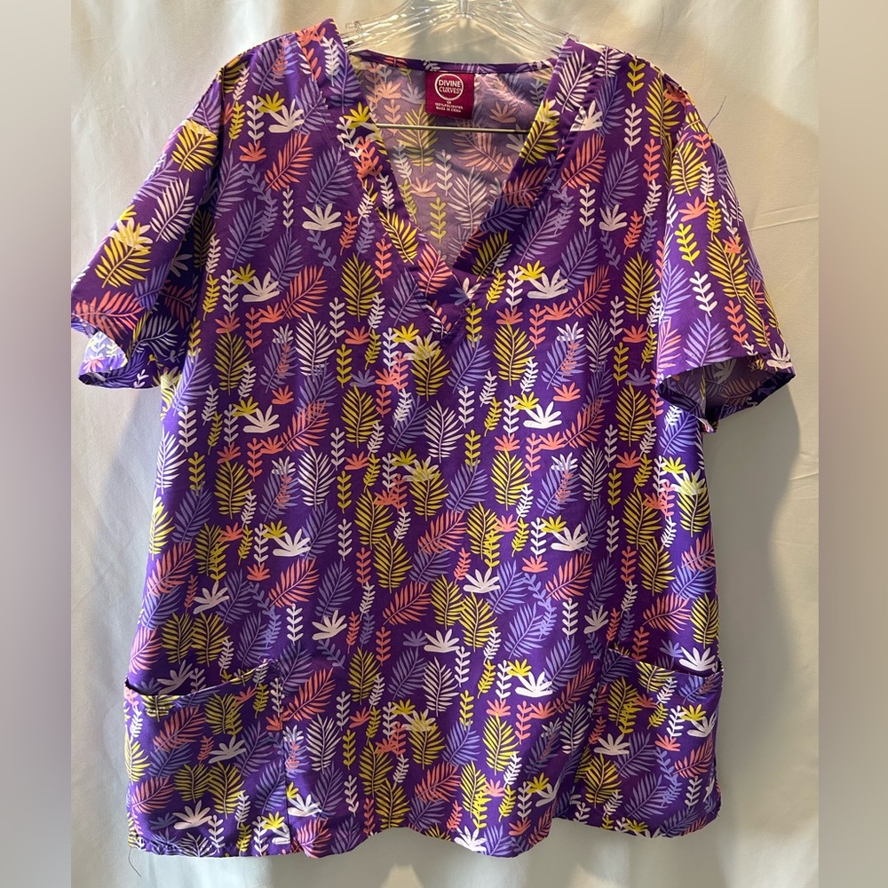 Divine Curves WonderWink Purple Leaf Print Scrub Top size 1X